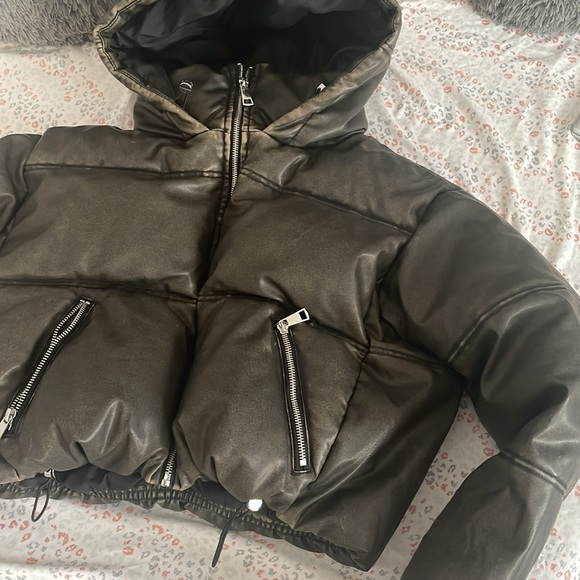 I’m selling my fav wind breaker jacket ☹️ it fit small so I no longer need it. - Picture 2 of 4